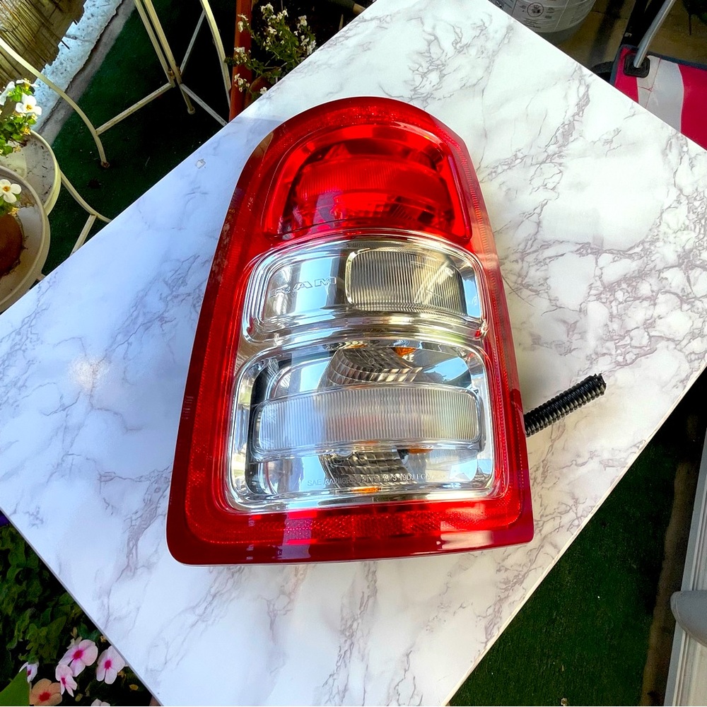 OEM Right Taillight P68361714AE | Fits 2019–2022 Dodge Ram 2500 350‎